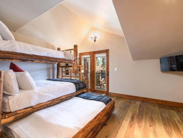 5 bedroom plus loft 10 min walk to Peak 8